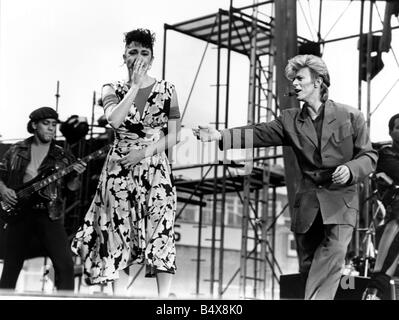 La musica pop David Bowie nella foto il concerto a Cardiff Arms Park durante il suo vetro Spider Tour 21 giugno 1987 Western Mail e Echo immagine Copyright Foto Stock