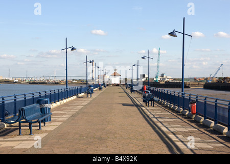 Il molo sul Fiume Tamigi a Erith guardando ad Est verso Dartford Bridge crossing Foto Stock