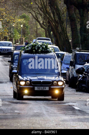 Funerali di Alexander Litvinenko un funebre arriva al cimitero di Highgate a Londra con il corpo dell ex agente russo Alexander Litvinenko 7 Dicembre 2006 Foto Stock