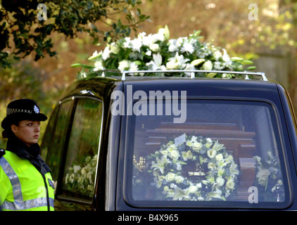 Funerali di Alexander Litvinenko un funebre arriva al cimitero di Highgate a Londra con il corpo dell ex agente russo Alexander Litvinenko 7 Dicembre 2006 Foto Stock