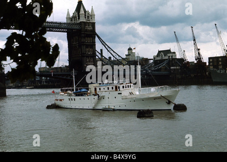 Yacht Kalizma appartenenti ad Elizabeth Taylor è ormeggiato a Torre di Londra del molo delle navi spedizioni Yachts Kalizma Agosto 1968 Brad Pitt Foto Stock