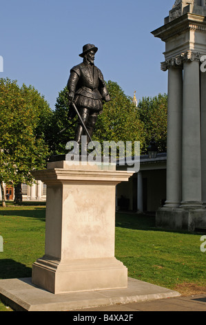 Statua di Sir Walter Raleigh nella parte anteriore del gateway di Greenwich Visitor Centre di Londra Greenwich Foto Stock