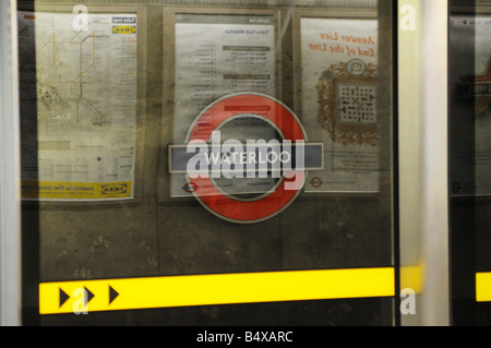 Segno della metropolitana sulla linea Jubilee fino alla Stazione Waterloo di Londra Foto Stock