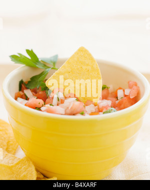 Close up di salsa e tortilla chips Foto Stock