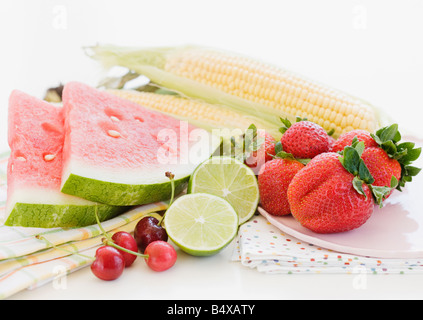 Un assortimento di frutta fresca e verdura Foto Stock