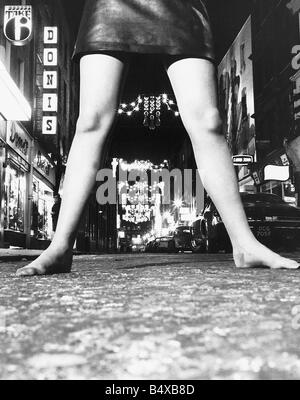 Londra Carnaby strade le luci di Natale attraverso le gambe di uno degli Angeli Carnabys prendere 6 Boutique e Donis visti sullo sfondo 21 Novembre 1968 Foto Stock