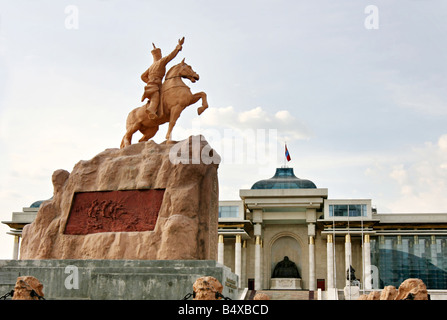 Statua di Damdin Sukhbaatar davanti all' edificio del Parlamento piazza Suhbaatar Ulan Bator Mongolia Foto Stock