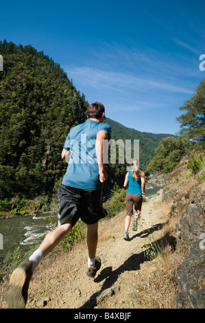 Guide sul sentiero lungo il fiume Foto Stock