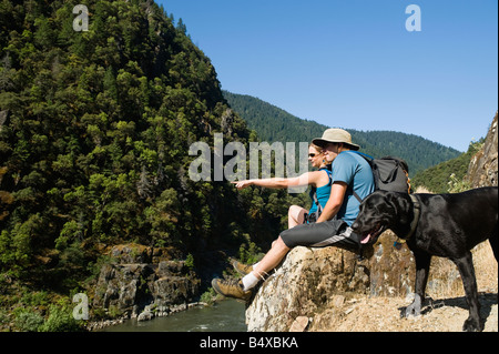 Gli escursionisti rilassante sul fiume si affacciano Foto Stock