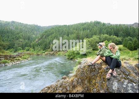 Gli escursionisti godendo della vista fiume Foto Stock