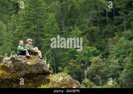 Gli escursionisti godendo di vista dalla roccia che affiora in superficie Foto Stock