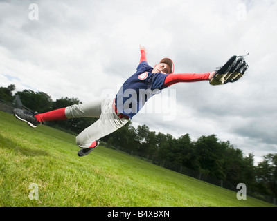 Giocatore di baseball immersioni subacquee per la cattura di sfera Foto Stock