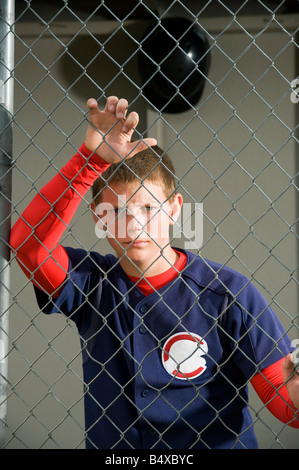 Grave giocatore di baseball in piedi in piroga Foto Stock