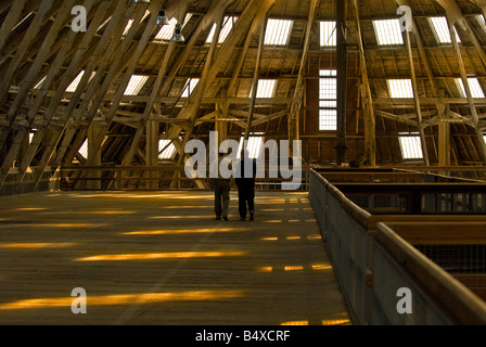 Due uomini a piedi lungo il piano mezzanino di n. 3 Copridivano Chatham Historic Dockyard nel Kent. Foto Stock