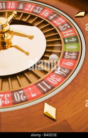Close up che gira la ruota della roulette Foto Stock