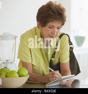 Senior donna elenco di scrittura Foto Stock