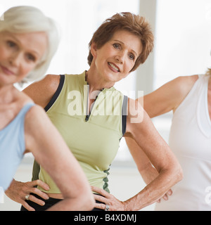 Le donne anziane fare yoga Foto Stock