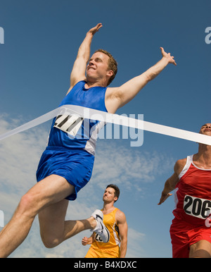 Runner rompere attraverso la linea di finitura Foto Stock