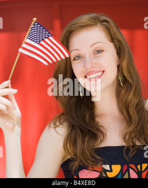 Giovane donna holding bandiera americana Foto Stock