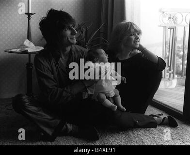 Ronnie Wood con la moglie ex modello Jo Howard e il loro bambino figlia Lia di età compresa tra i cinque settimane facendo il suo debutto in un hotel di Los Angeles dopo che erano stati costretti a lasciare la loro casa Malibu dopo una serie di incendi nella zona Foto Stock