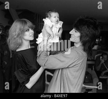 Ronnie Wood con la moglie ex modello Jo Howard e il loro bambino figlia Lia di età compresa tra i cinque settimane facendo il suo debutto in un hotel di Los Angeles dopo che erano stati costretti a lasciare la loro casa Malibu dopo una serie di incendi nella zona Foto Stock