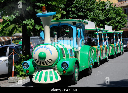 Il piccolo treno nella graziosa cittadina di Bellagio sul Lago di Como in Lombardia, Italia settentrionale, Europa Foto Stock