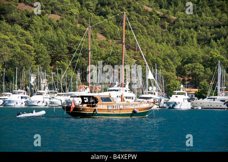 Caicco ancorata nella baia di Goçek in Turchia Foto Stock