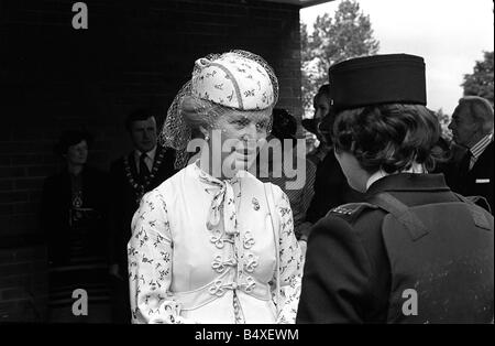 La duchessa di Kent Visite Irlanda del Nord Giugno 1980 la Duchessa di Kent in chat per donna constable Eva Reilly da Holywood durante la sua visita alla Joss Centro Cardwell Holywood Road Belfast era il sole sorride e rigorosa sicurezza tutto il modo quando il Duca e la Duchessa di Kent e pagato il primo ufficiale di Royal visita in Irlanda del Nord dall'assassinio di Earl Mountbatten Foto Stock