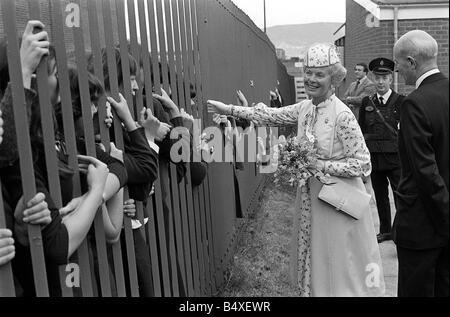 La duchessa di Kent Visite Irlanda del Nord Giugno 1980 la Duchessa di Kent e la condivisione di un divertente con gli alunni di Ashfield ragazze Scuola secondaria che sono stati ammessi al di fuori della classe di vedere la Duchessa di Kent a Joss Cardwell Centro la Duchessa camminato attraverso loro incontro presso la scuola di ringhiere era il sole sorride e rigorosa sicurezza tutto il modo quando il Duca e la Duchessa di Kent e pagato il primo ufficiale di Royal visita in Irlanda del Nord dall'assassinio di Earl Mountbatten Foto Stock