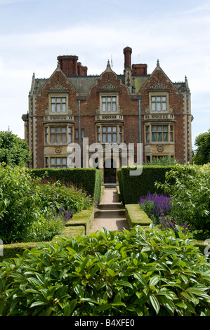 Elevazione del nord di Sandringham House Sandringham Norfolk Inghilterra da giardini formali Foto Stock