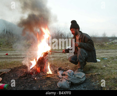 Copsa Mica Romania Novembre 2006 stripper di rame Ioan Lazer 42 bruciando la plastica dal cavo di rame a vendere per 2 euro al chilo nella città di Copsa Mica