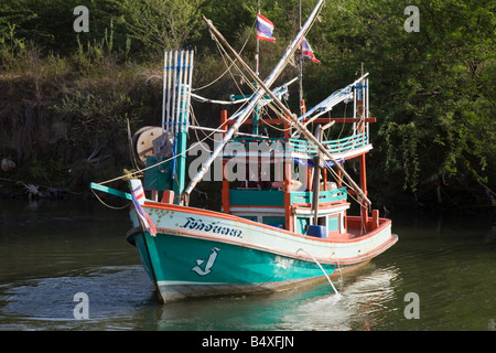 Paesaggio di ormeggiata tradizionali asiatici open-adorna thai in legno barca da pesca, sulla riva in Hua Hin, Thailandia, in Asia. Foto Stock