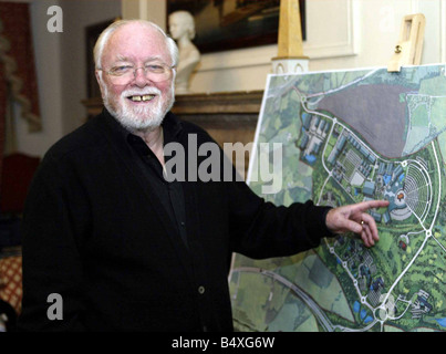 Sir Richard Attenborough Dicembre 2002 Signore Attenborough presso il Dorchester Hotel di puntamento dei punti in corrispondenza di mappa Portrait sorridente Foto Stock