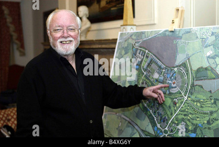 Sir Richard Attenborough Dicembre 2002 Signore Attenborough presso il Dorchester Hotel di puntamento dei punti in corrispondenza di mappa Portrait sorridente Foto Stock