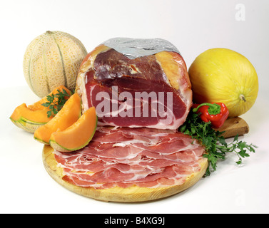 Fette di prosciutto sul bordo di taglio Foto Stock