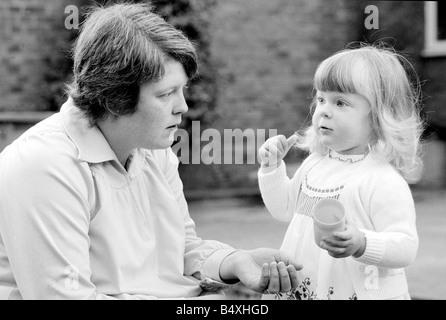 Louise Brown e sua madre Lesley Brown a casa in Bristol;Louise fu la prima provetta baby e fatto storia quando era nata nel 1978;23/05/1980;Kent Gavin DM;80/2722 24c Foto Stock