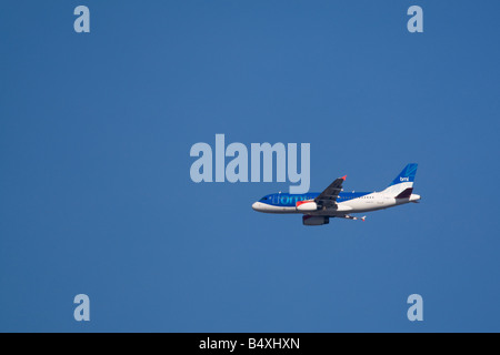 BMI Airbus A319-100 G-DBCJ avvicinando Londra Heathrow REGNO UNITO Foto Stock