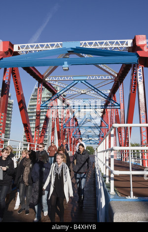 Un gruppo di studenti attraversano il ponte di Detroit Salford Quays Foto Stock