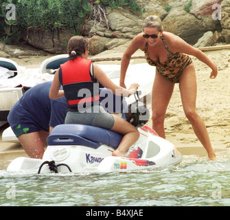 PRrincess Diana indossa un leopard print bikini circa ottenere su un jetski durante la sua visita a St Tropez nel sud della Francia luglio 1997 Foto Stock