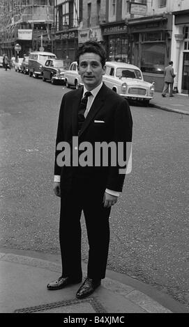 Il cantante Lonnie Donnegan 1960 skiffle famoso giocatore che era famoso con colpi come il mio vecchio uomo s un dustman a guardare Lonnie Donega Foto Stock