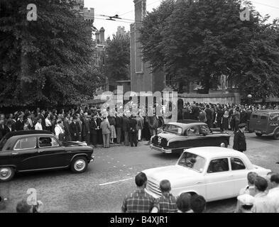 La folla fuori l'ingresso alla prigione dove Ruth Ellis è essere impiccato il giorno della sua esecuzione 1955 Foto Stock