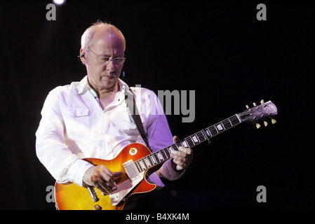 Mark Knopfler esegue a Newcastle City Hall Foto Stock