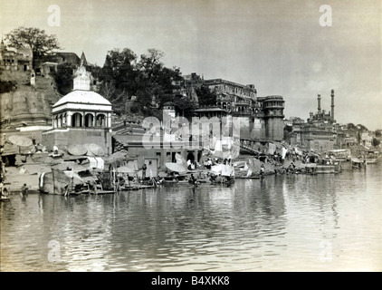 Vista di Tengales sul Fiume Gange Benares India Benares è ora noto come Varanasi T Sovvenzione Sovvenzione Sovvenzione fratelli fotografia 26 gennaio 1950 India scuote il governo britannico la repubblica indipendente di India è ufficialmente nato il 26 gennaio 1950 dopo quasi cento anni di dominazione britannica in un giorno festivo è stato dichiarato in tutto il paese e milioni di persone sono state celebrando con processioni e cerimonie al paranco la nuova bandiera dell India per la prima volta in India era stato acceso il suo propri affari poiché l'effettivo trasferimento di potenza dal britannico a mani indiane il 15 agosto 1947 Foto Stock