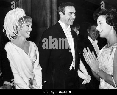 Sean Connery attore con la moglie Diane Cilento incontro la principessa Margaret London premiere film Lord Jim Foto Stock