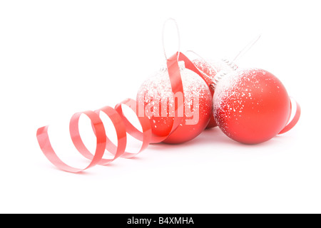 Tre palle di Natale e un nastro isolate su uno sfondo bianco Foto Stock