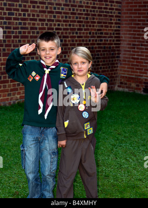 Cub e brownie con badge Foto Stock