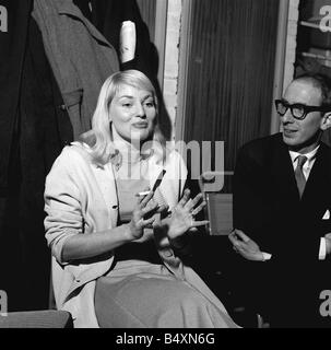 Diane Cilen attrice a 1958 ALLA BBC dove si svolgerà ruolo di leader in strano interludio di Eugene O'Neill con Ian Dallas che ha adattato play Sigaretta fumare Diane Cilento s i genitori erano entrambi eminenti medici ancora Cilento ha scelto di seguire una carriera nell agire piuttosto che la medicina ha fatto il suo primo film nel 1952 intitolata ali di pericolo ed è apparso sul palco per la prima volta un anno più tardi da allora essa ha alternato tra lo stadio e il suo schermo migliori prestazioni provenienti come Molly Seagrim nel 1963 s Tom Jones nel 1962 divenne l'invidia di quasi ogni donna sul pianeta quando ha sposato Foto Stock
