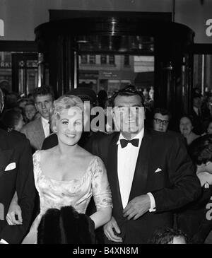 Jack Hawkins e Kim Novak alla premiere del film La storia della vita di Eddie Duchin presso il Blackpool Opera House 1956 Foto Stock