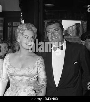 Jack Hawkins e Kim Novak alla premiere del film La storia della vita di Eddie Duchin presso il Blackpool Opera House 1956 Foto Stock