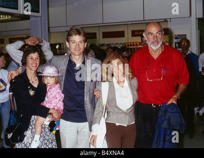 Anthony Andrews attore arrivando in Scotlanad con sua moglie Georgina Andrews e Sean Connery e sua moglie Diane Foto Stock